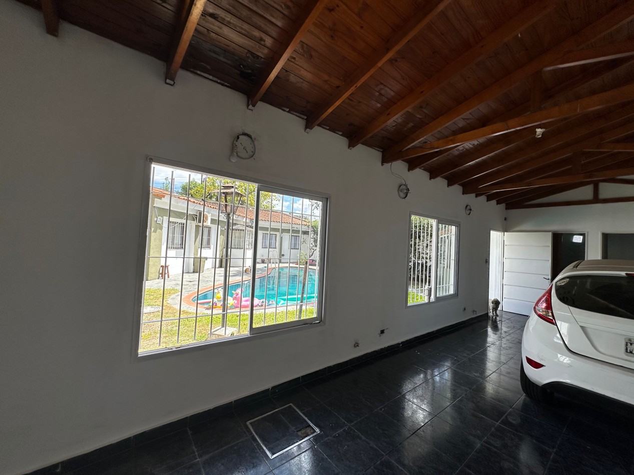 casa en venta en esquina con amplio parque y piscina temperley este
