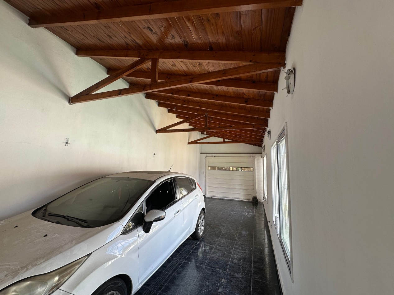 casa en venta en esquina con amplio parque y piscina temperley este