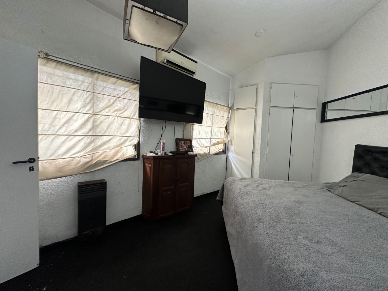 casa en venta en esquina con amplio parque y piscina temperley este