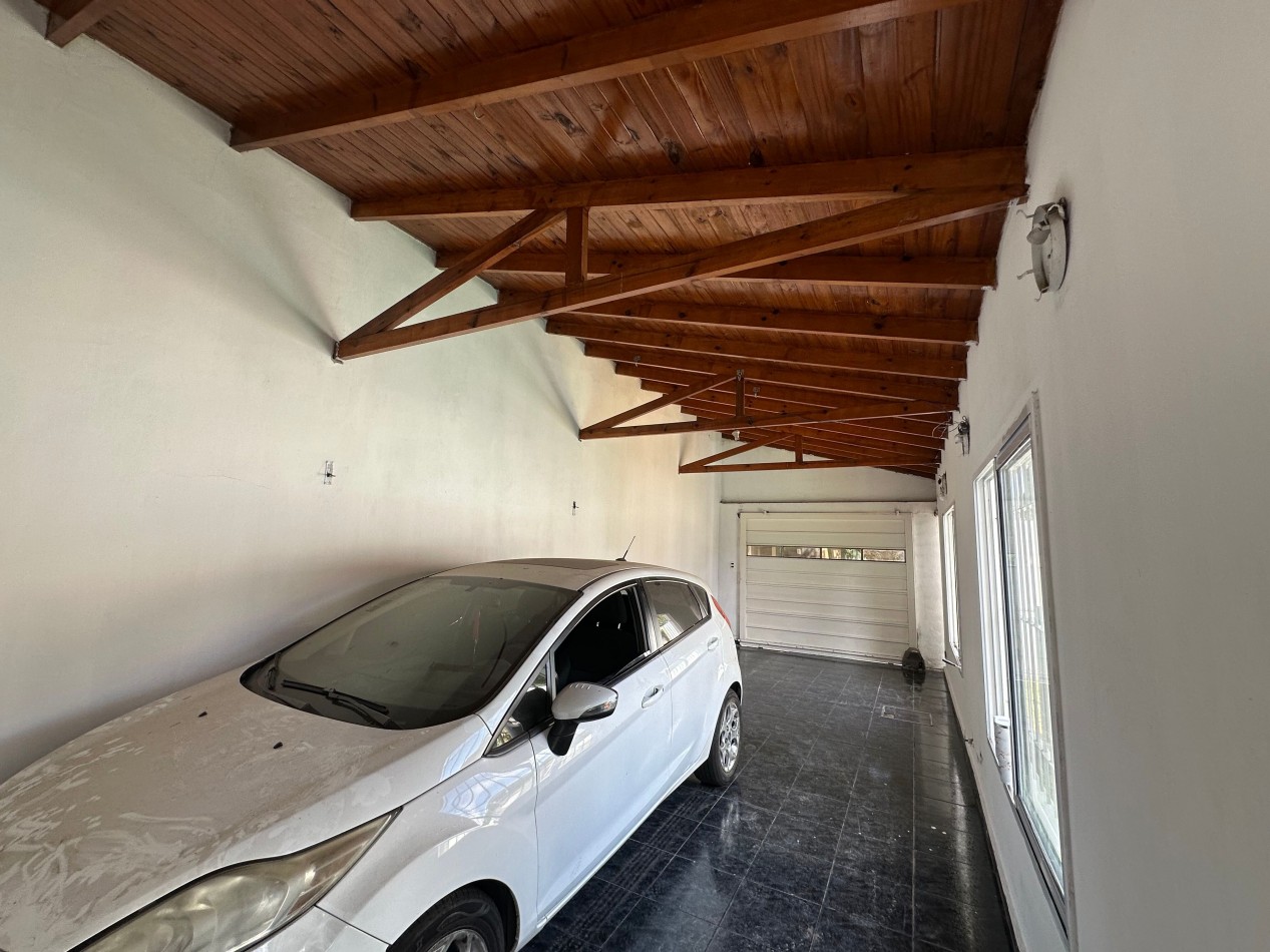 casa en venta en esquina con amplio parque y piscina temperley este