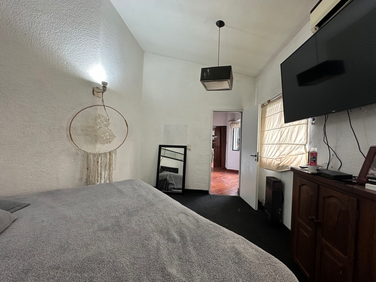 casa en venta en esquina con amplio parque y piscina temperley este