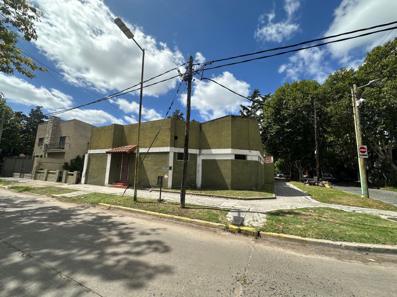 casa en venta en esquina con amplio parque y piscina temperley este