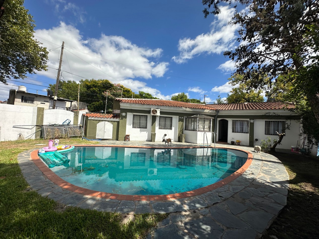 casa en venta en esquina con amplio parque y piscina temperley este