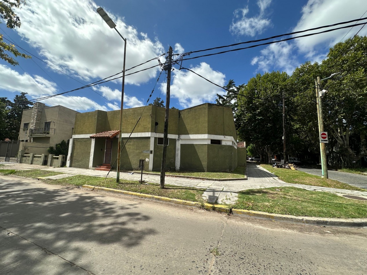 casa en venta en esquina con amplio parque y piscina temperley este