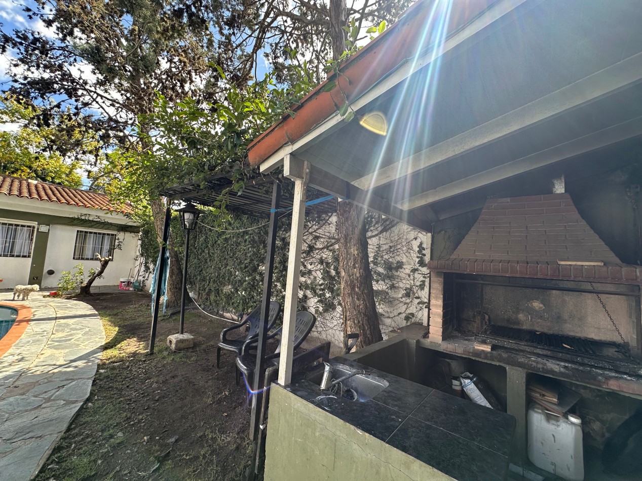 casa en venta en esquina con amplio parque y piscina temperley este