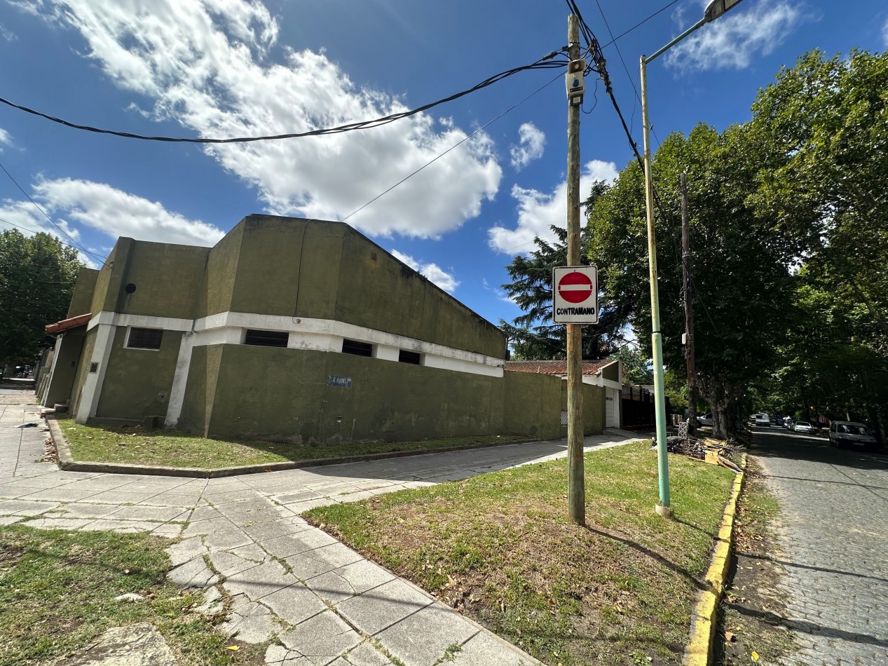 casa en venta en esquina con amplio parque y piscina temperley este