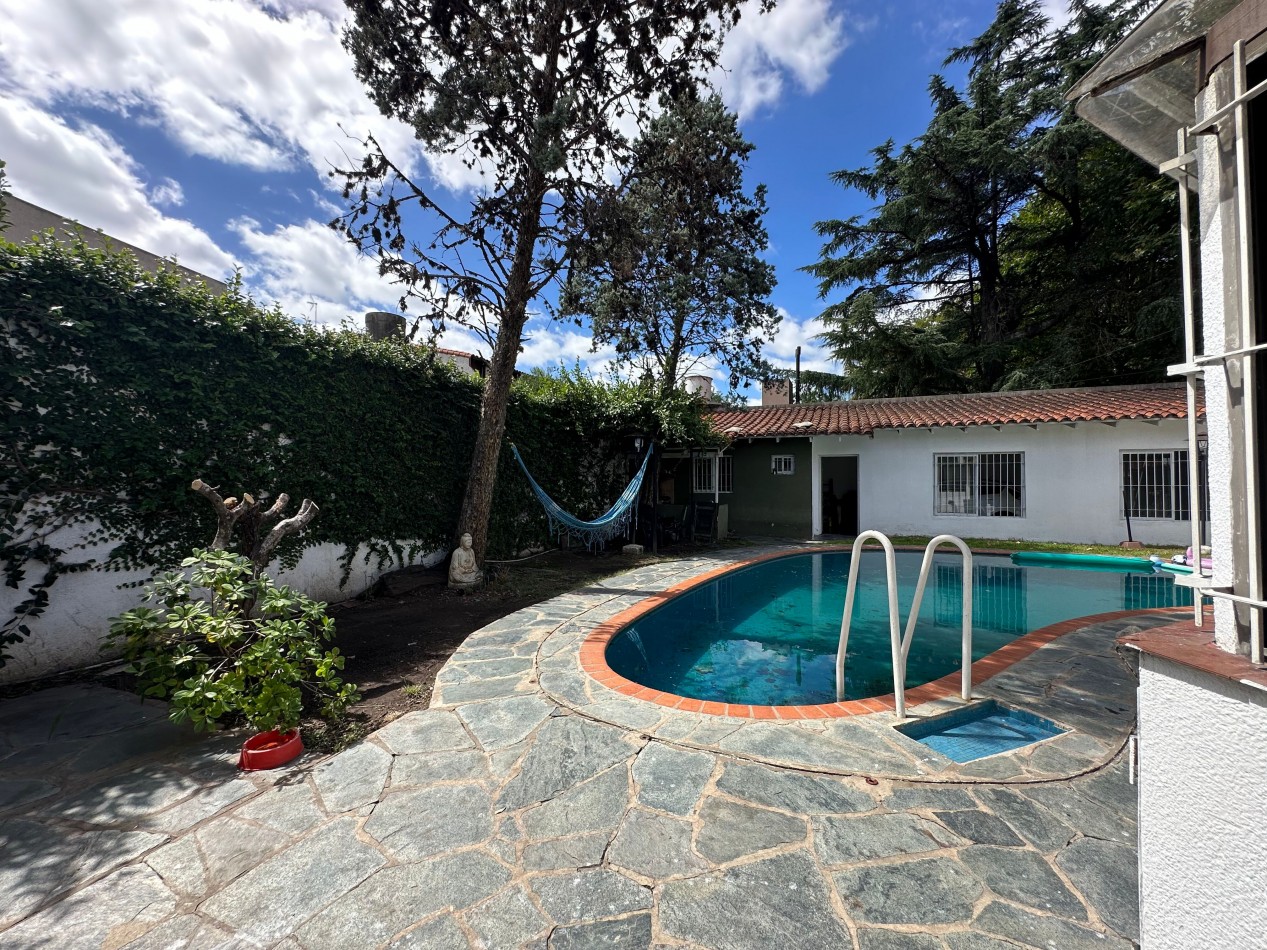 casa en venta en esquina con amplio parque y piscina temperley este