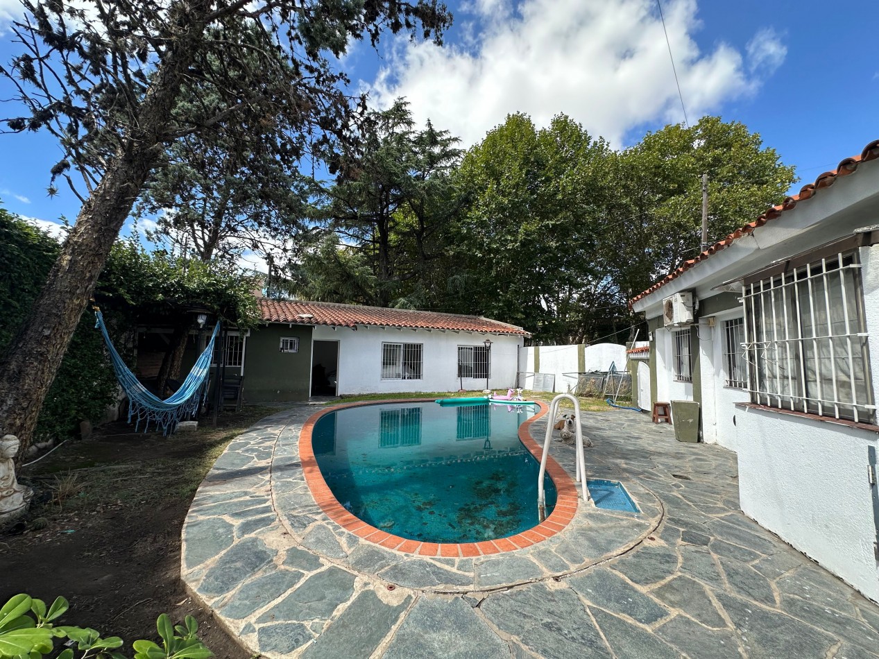 casa en venta en esquina con amplio parque y piscina temperley este