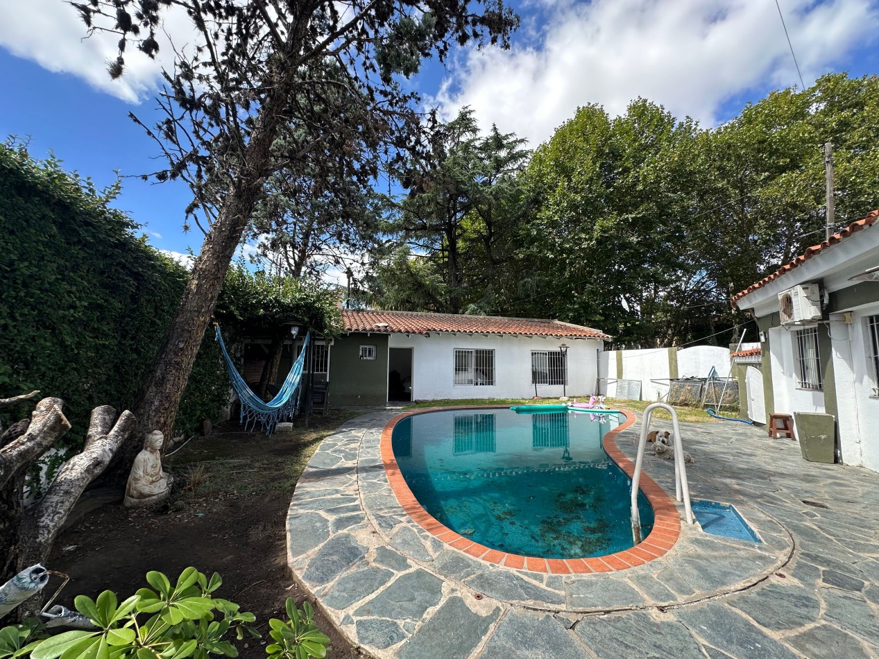 casa en venta en esquina con amplio parque y piscina temperley este