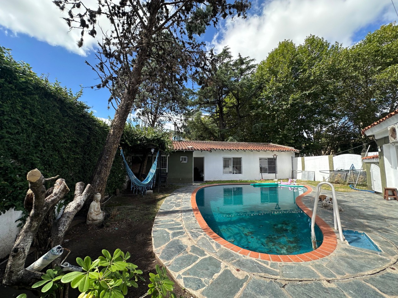 casa en venta en esquina con amplio parque y piscina temperley este