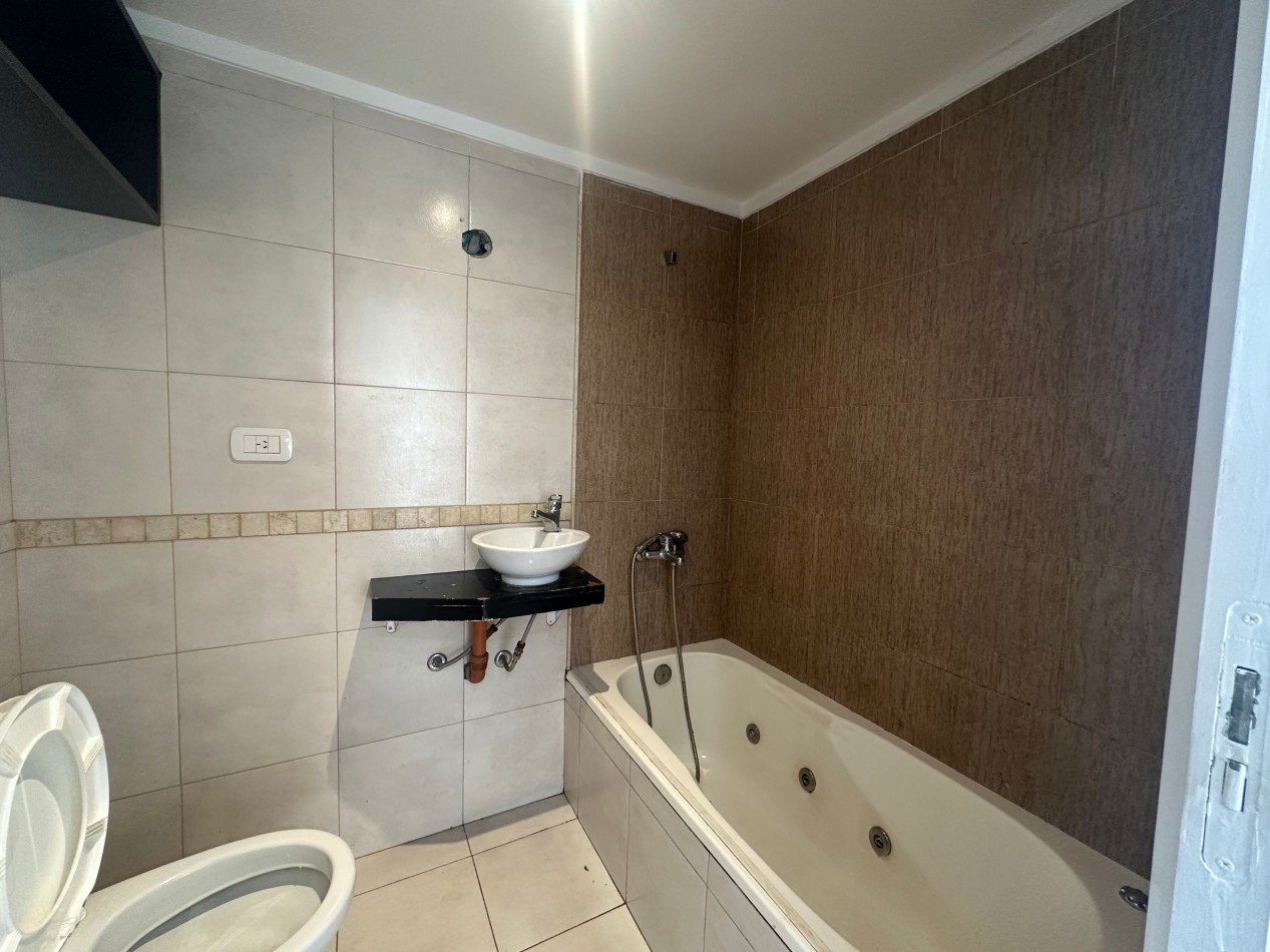 DEPTO 2 AMBIENTES CON COCHERA TERRAZA PRIVADA LOMAS CENTRICO APTO PROFESIONAL