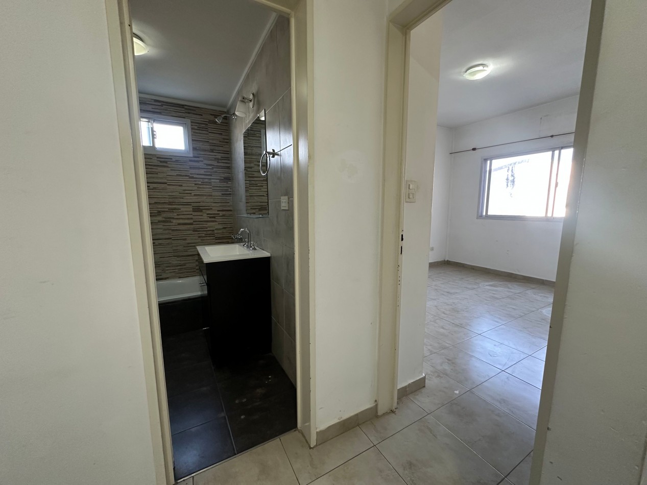 Departamento 2 ambientes amplios en alquiler · 1° piso · Cochera cubierta · Lanus