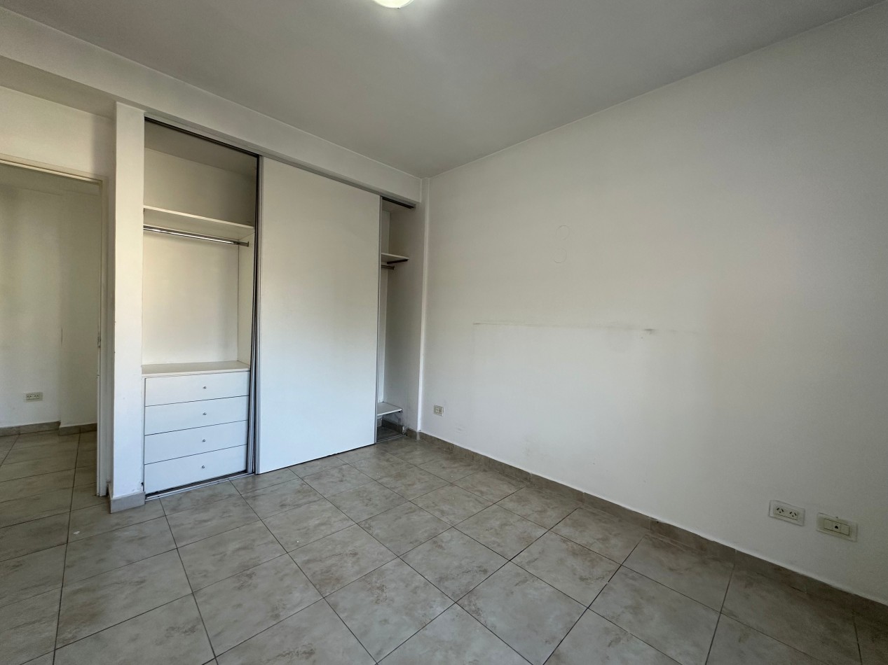 Departamento 2 ambientes amplios en alquiler · 1° piso · Cochera cubierta · Lanus