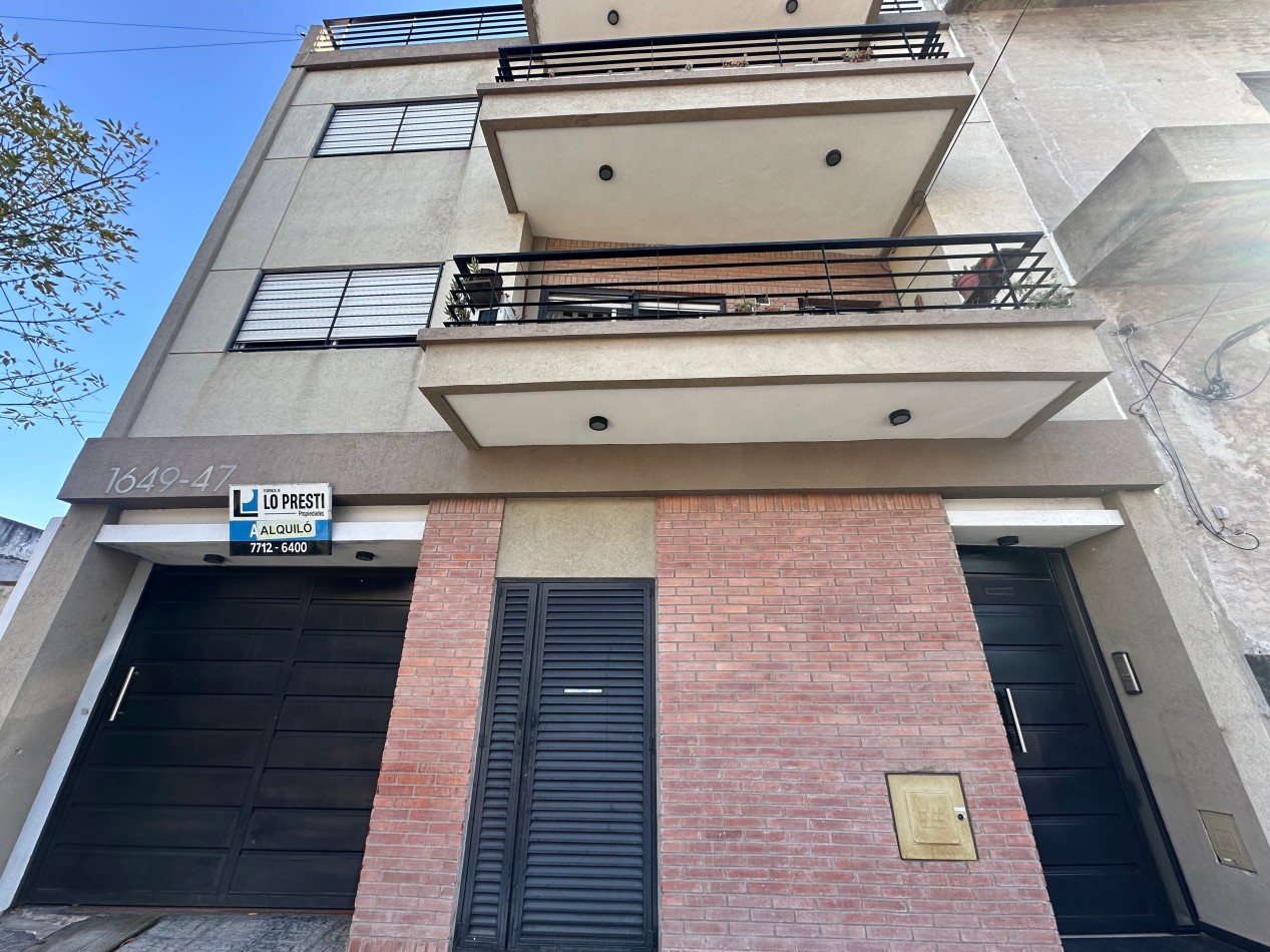 Departamento 2 ambientes amplios en alquiler · 1° piso · Cochera cubierta · Lanus