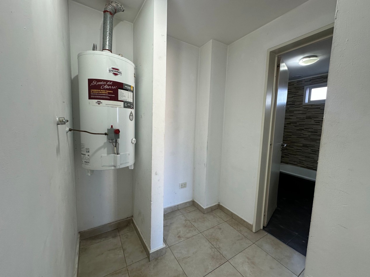 Departamento 2 ambientes amplios en alquiler · 1° piso · Cochera cubierta · Lanus