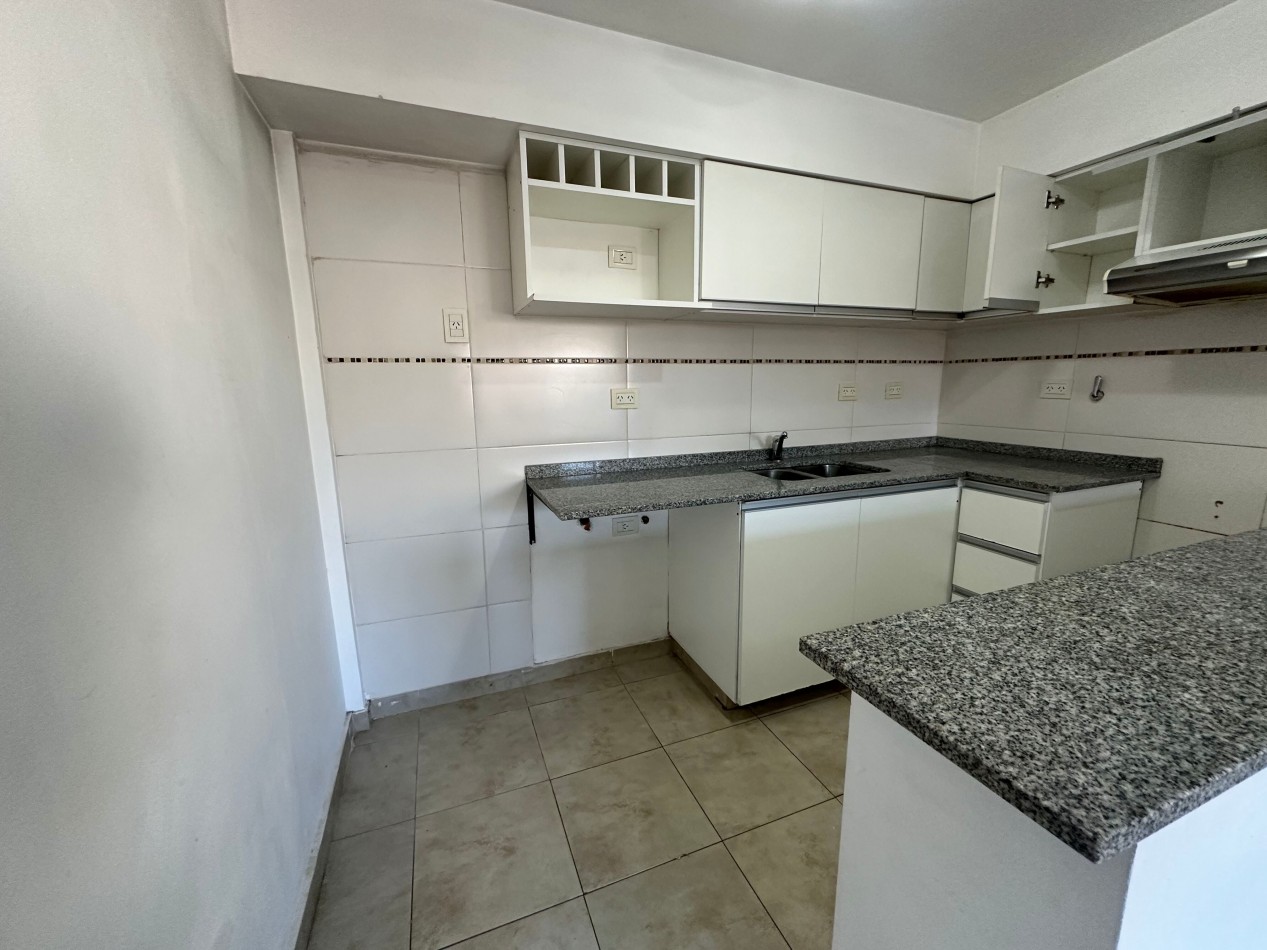 Departamento 2 ambientes amplios en alquiler · 1° piso · Cochera cubierta · Lanus