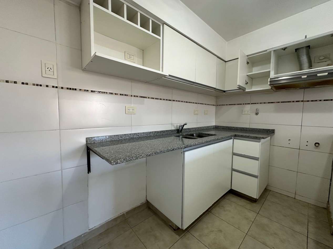 Departamento 2 ambientes amplios en alquiler · 1° piso · Cochera cubierta · Lanus