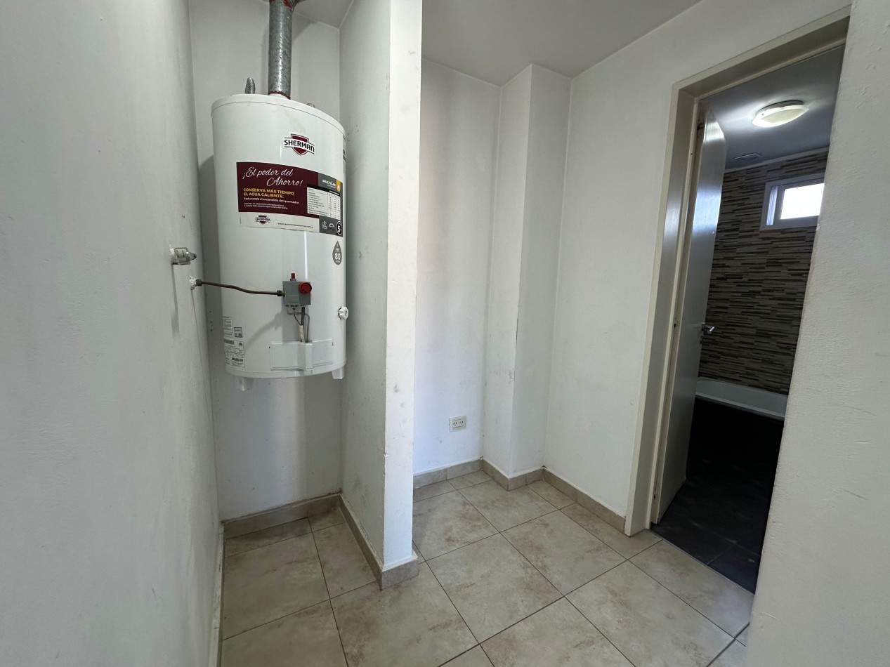Departamento 2 ambientes amplios en alquiler · 1° piso · Cochera cubierta · Lanus