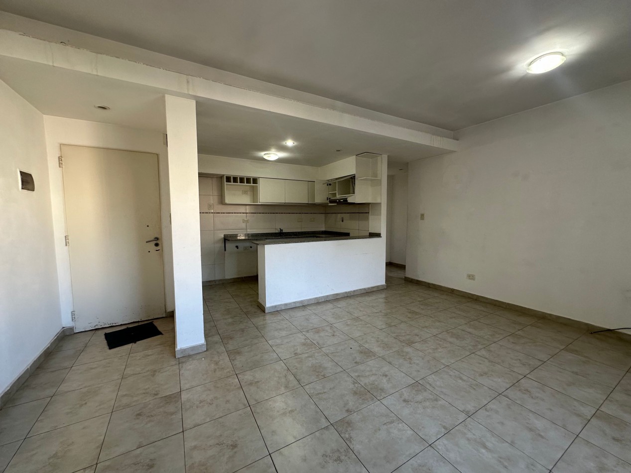 Departamento 2 ambientes amplios en alquiler · 1° piso · Cochera cubierta · Lanus