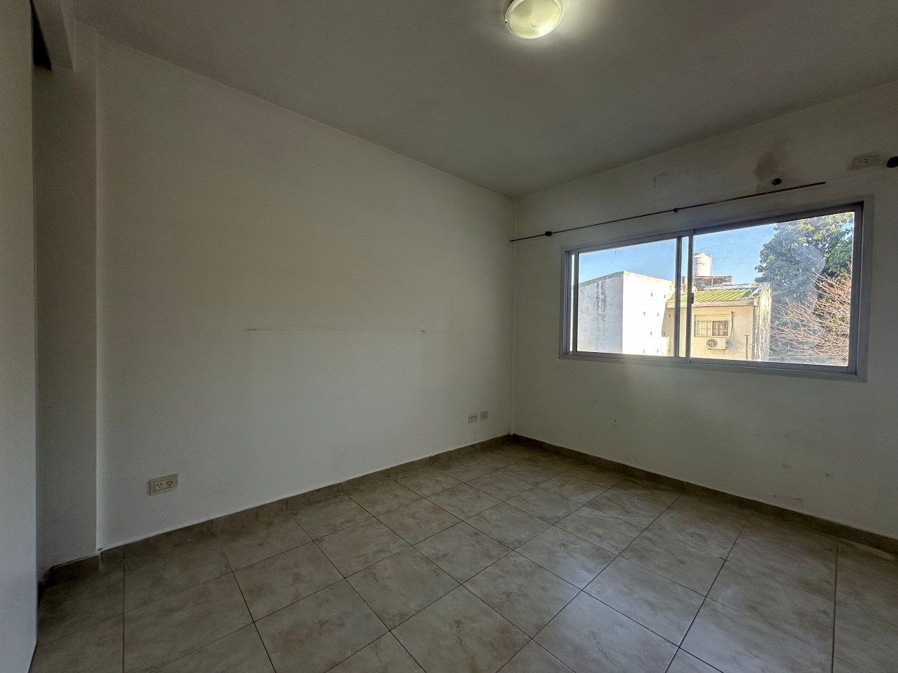 Departamento 2 ambientes amplios en alquiler · 1° piso · Cochera cubierta · Lanus