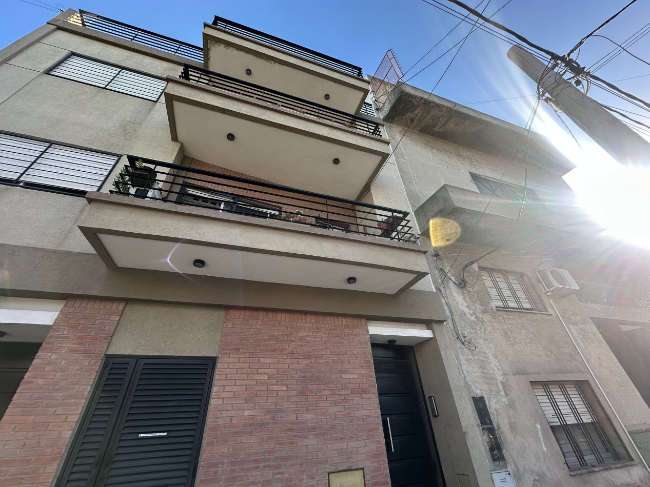 Departamento 2 ambientes amplios en alquiler · 1° piso · Cochera cubierta · Lanus