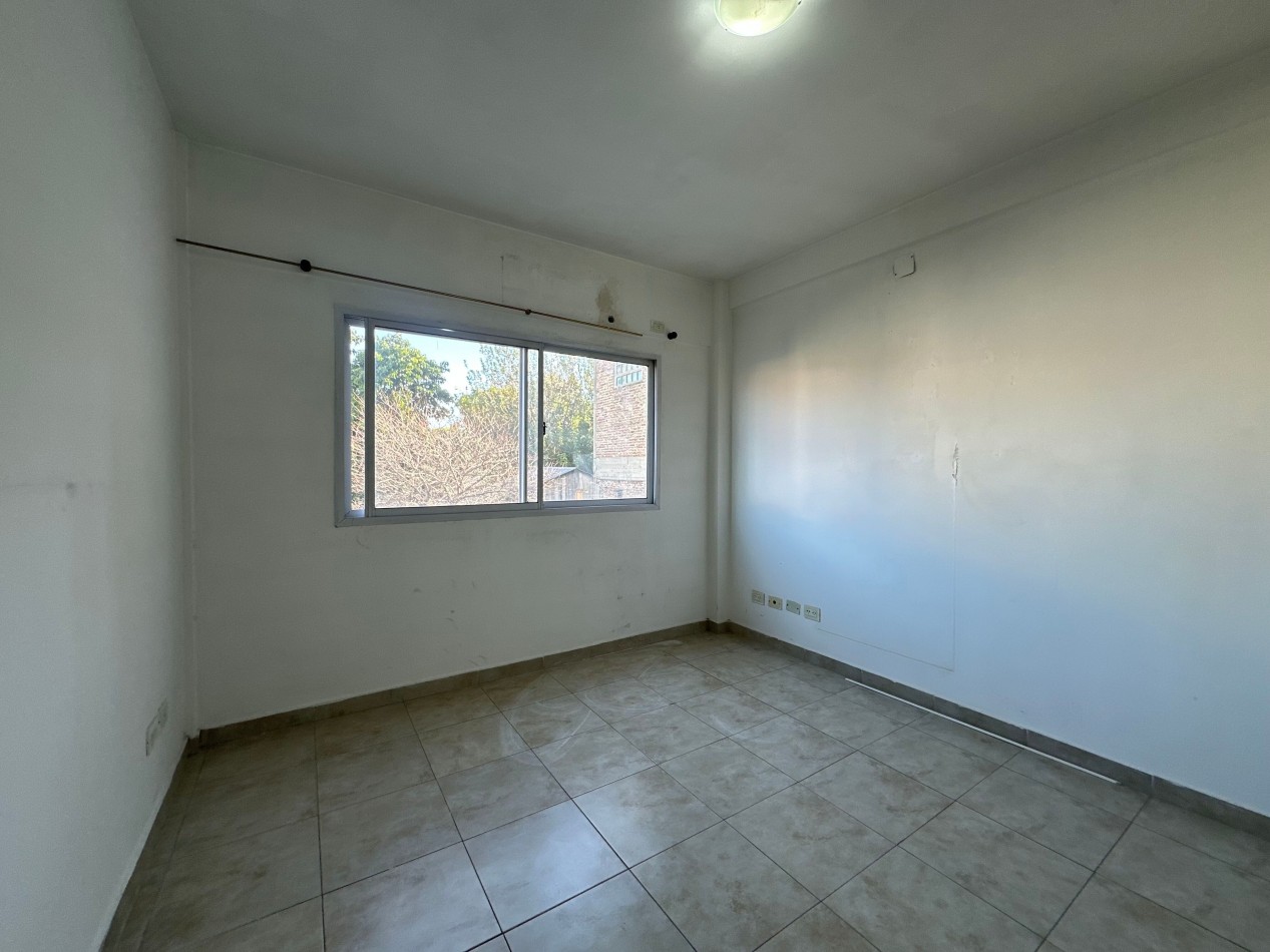 Departamento 2 ambientes amplios en alquiler · 1° piso · Cochera cubierta · Lanus