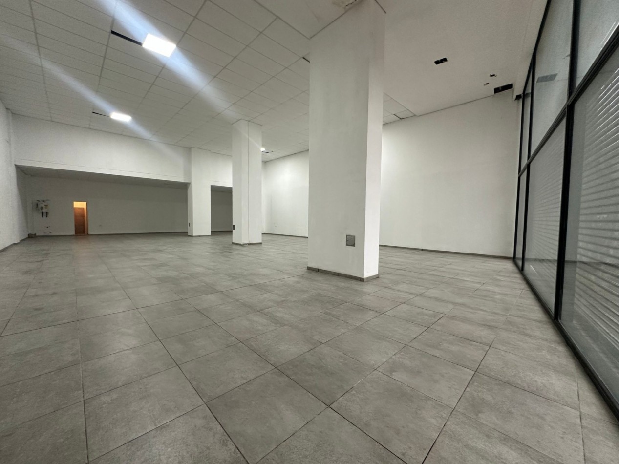 LOCAL COMERCIAL EN ALQUILER | 29 DE SEPTIEMBRE 3840, REMEDIOS DE ESCALADA Superficie: aprox. 300 m² | Frente: aprox. 12 m | Profundidad: aprox. 25 m