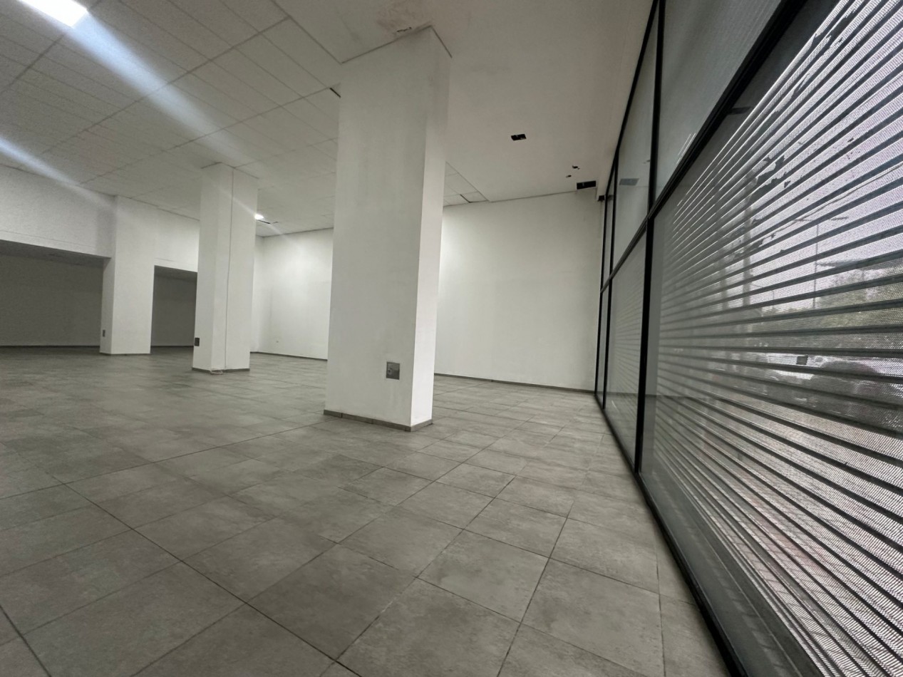 LOCAL COMERCIAL EN ALQUILER | 29 DE SEPTIEMBRE 3840, REMEDIOS DE ESCALADA Superficie: aprox. 300 m² | Frente: aprox. 12 m | Profundidad: aprox. 25 m