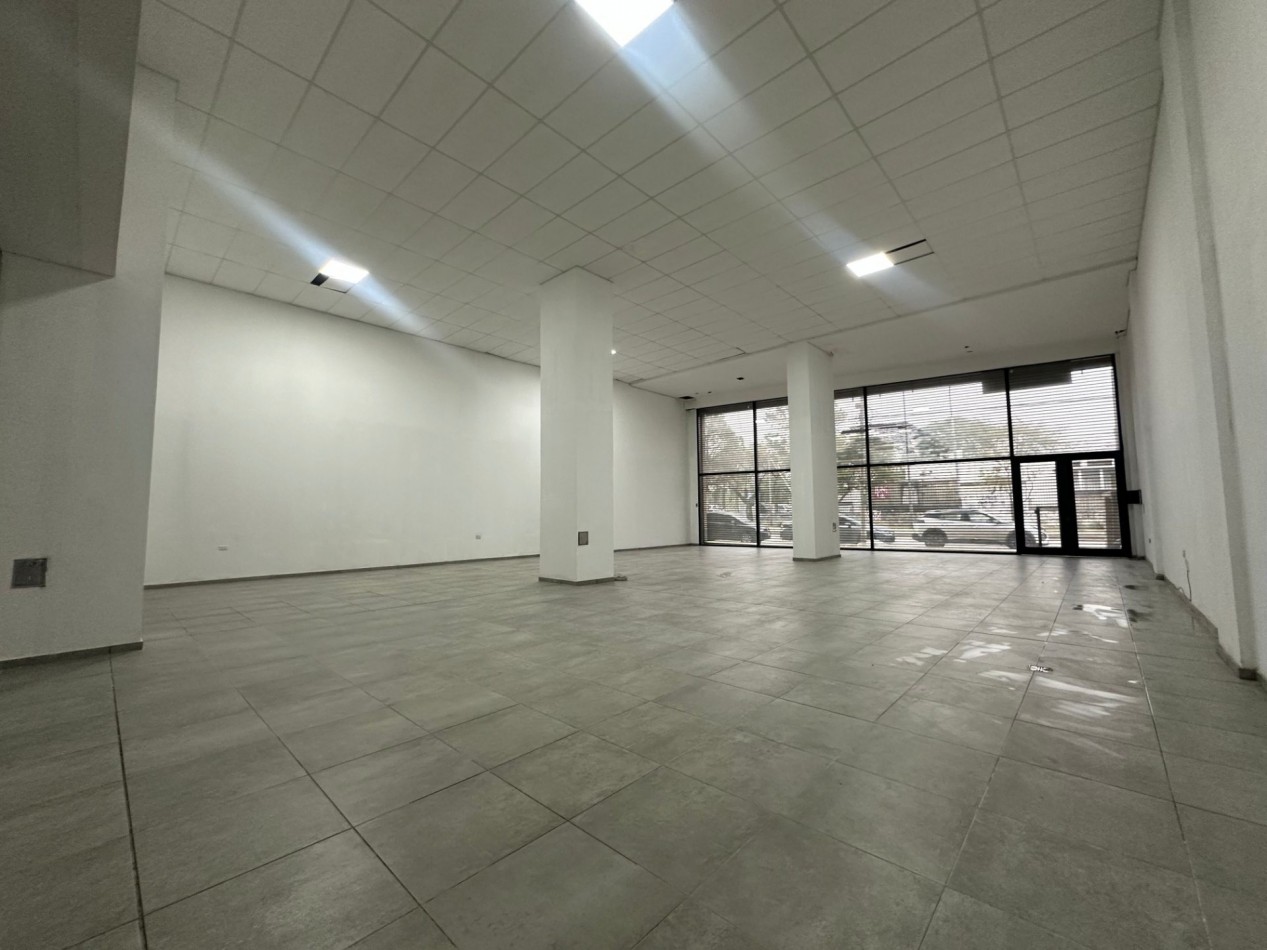 LOCAL COMERCIAL EN ALQUILER | 29 DE SEPTIEMBRE 3840, REMEDIOS DE ESCALADA Superficie: aprox. 300 m² | Frente: aprox. 12 m | Profundidad: aprox. 25 m
