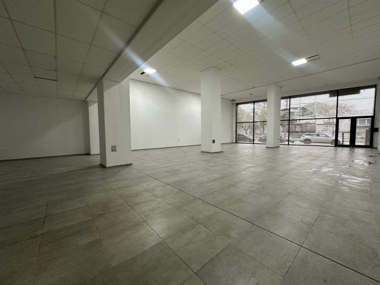 LOCAL COMERCIAL EN ALQUILER | 29 DE SEPTIEMBRE 3840, REMEDIOS DE ESCALADA Superficie: aprox. 300 m² | Frente: aprox. 12 m | Profundidad: aprox. 25 m