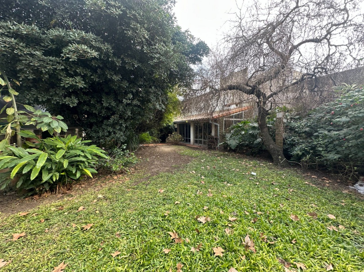CASA A RECICLAR O A DEMOLER - LOTE DE 541 M² EN ZONA RESIDENCIAL DE BANFIELD