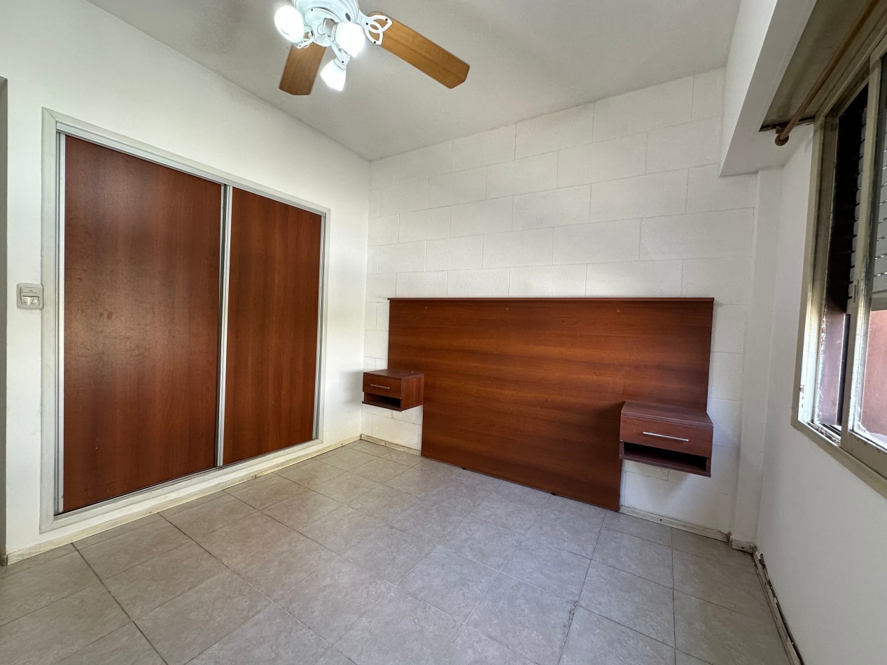 Departamento 2 ambientes amplio con cochera cubierta fija - Lomas de Zamora