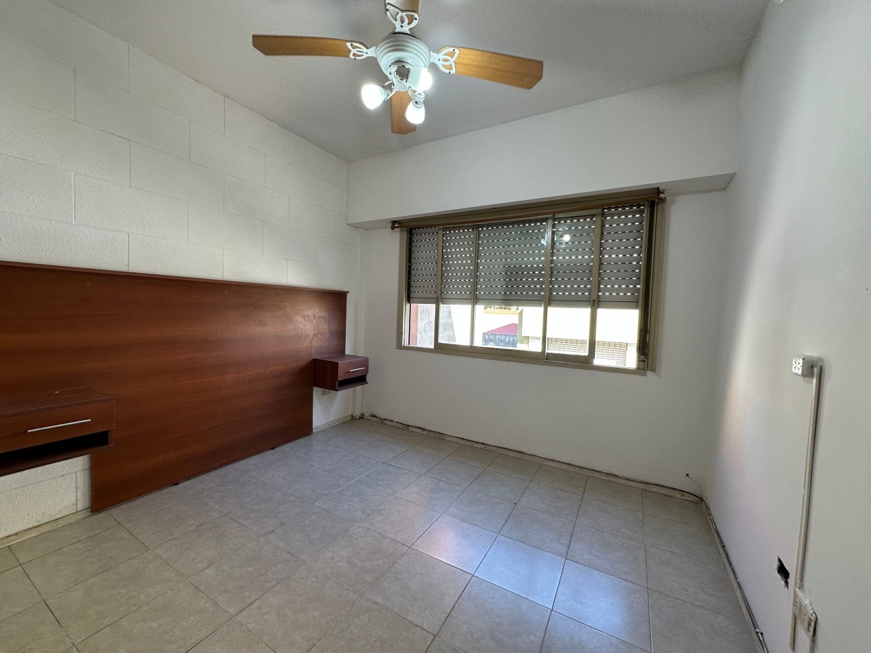 Departamento 2 ambientes amplio con cochera cubierta fija - Lomas de Zamora