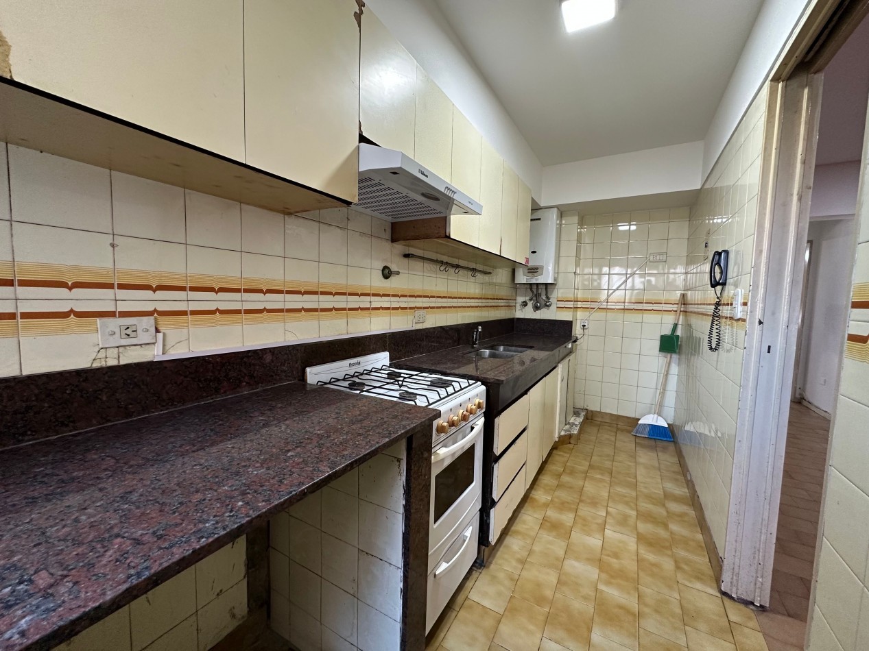 Departamento 2 ambientes amplio con cochera cubierta fija - Lomas de Zamora