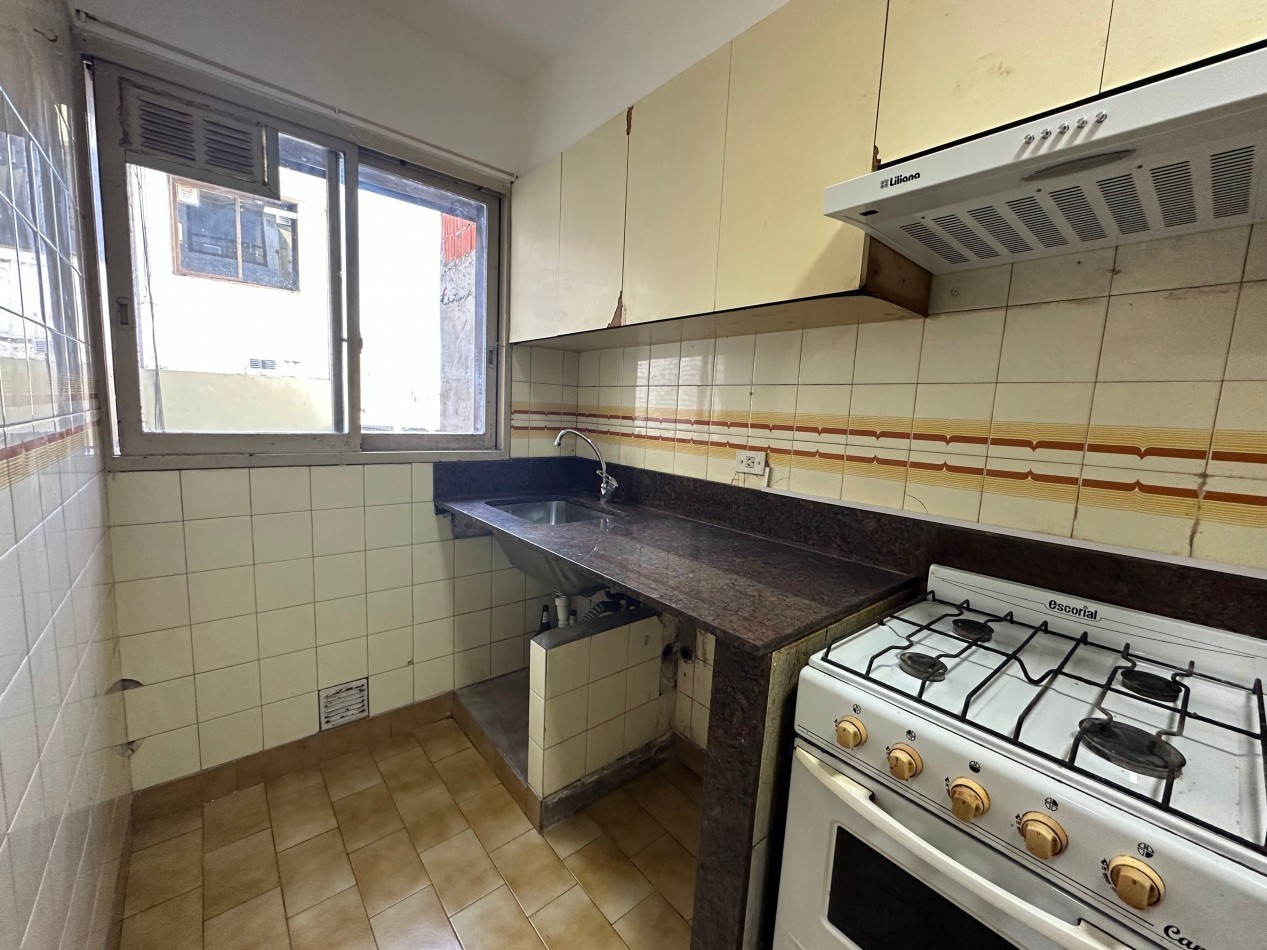 Departamento 2 ambientes amplio con cochera cubierta fija - Lomas de Zamora