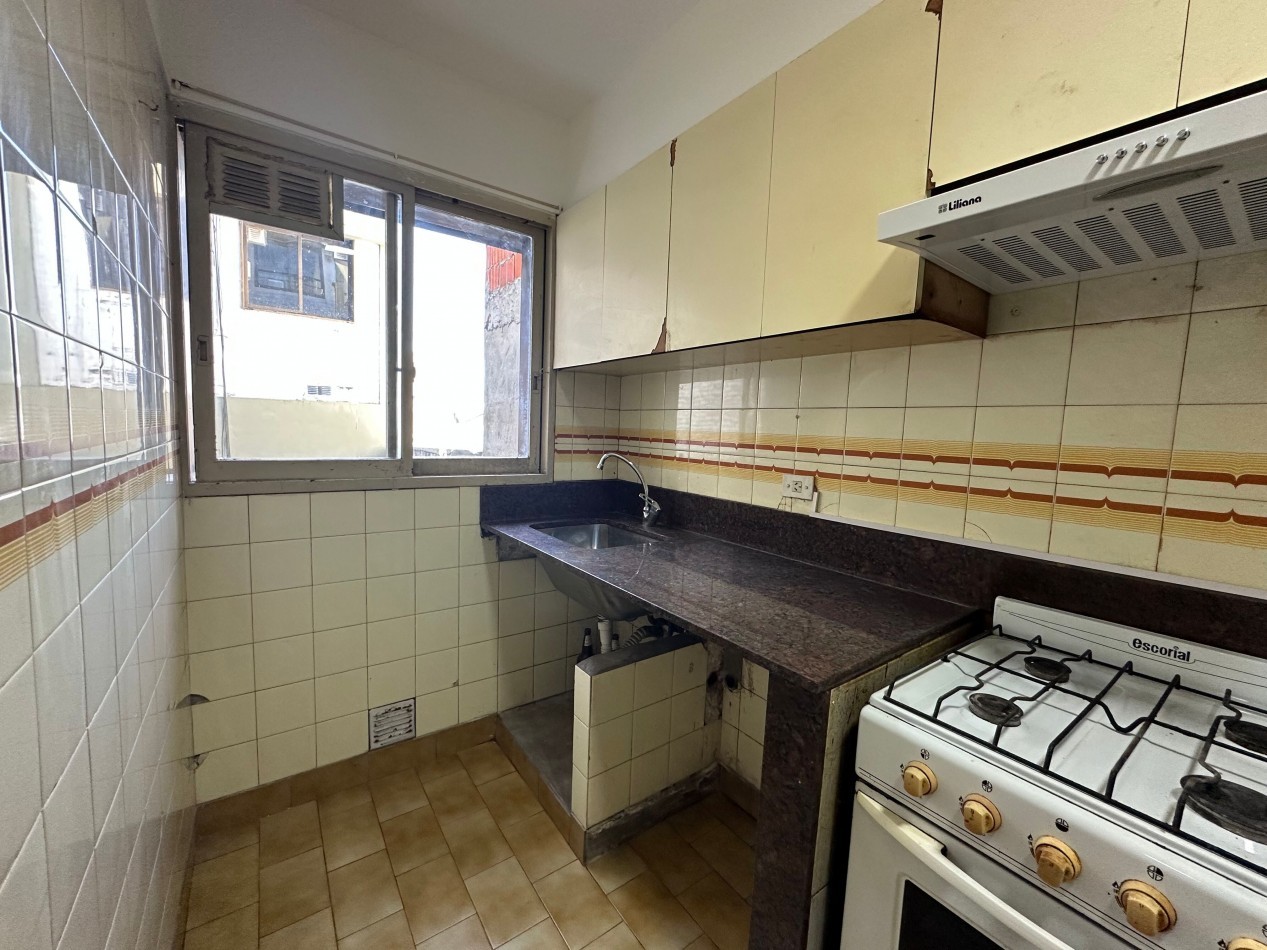 Departamento 2 ambientes amplio con cochera cubierta fija - Lomas de Zamora