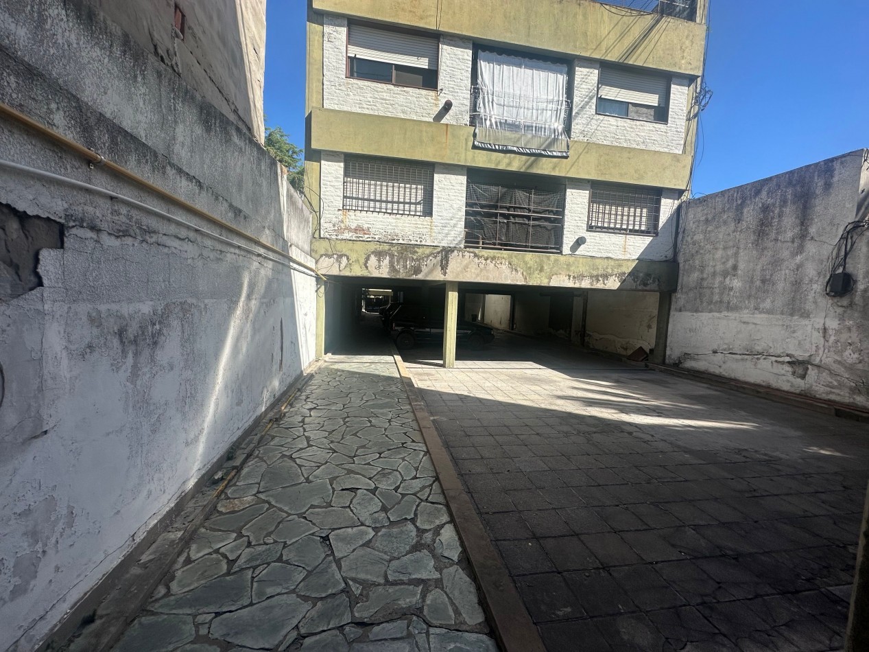 Departamento 2 ambientes amplio con cochera cubierta fija - Lomas de Zamora