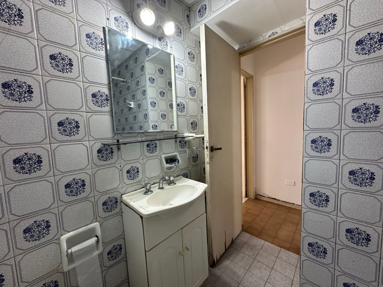 Departamento 2 ambientes amplio con cochera cubierta fija - Lomas de Zamora