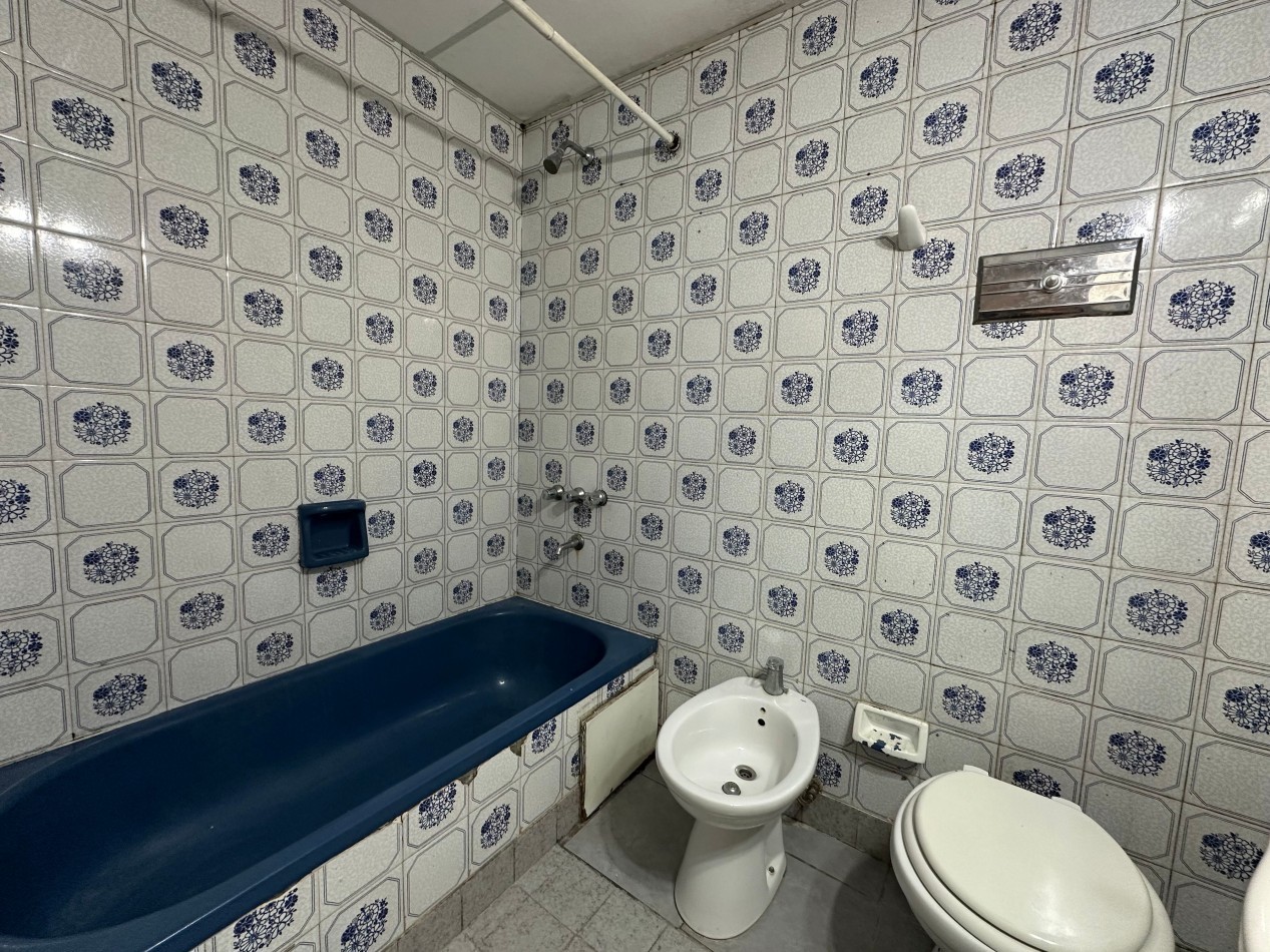 Departamento 2 ambientes amplio con cochera cubierta fija - Lomas de Zamora