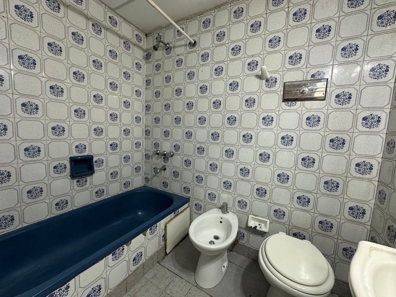 Departamento 2 ambientes amplio con cochera cubierta fija - Lomas de Zamora