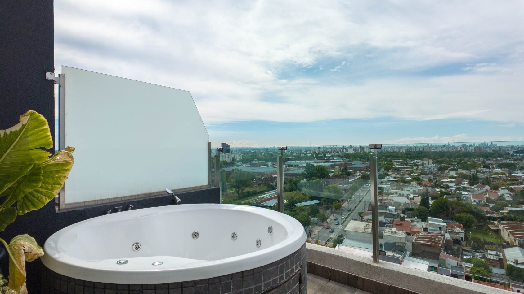 Piso premium 4 ambientes con gran terraza, parrilla y jacuzzi - Cochera - Edificio de categoria - Remedios de escalada