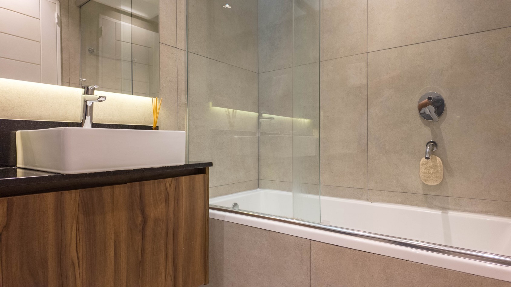 Piso premium 4 ambientes con gran terraza, parrilla y jacuzzi - Cochera - Edificio de categoria - Remedios de escalada