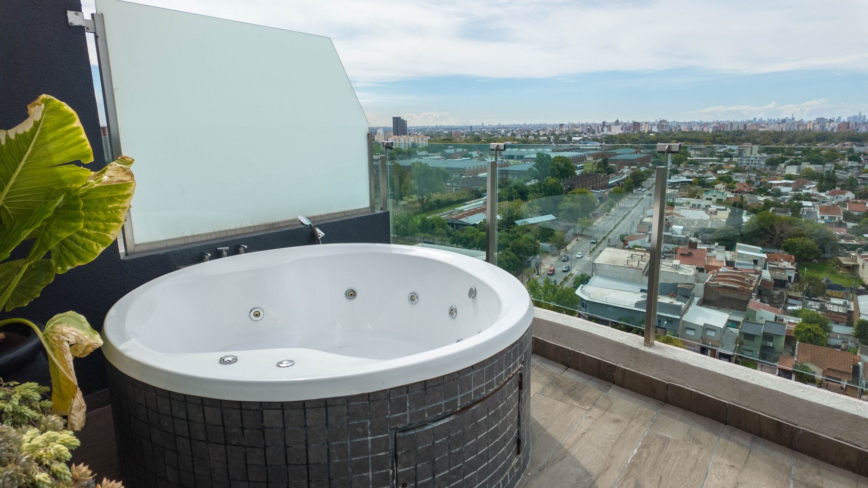 Piso premium 4 ambientes con gran terraza, parrilla y jacuzzi - Cochera - Edificio de categoria - Remedios de escalada