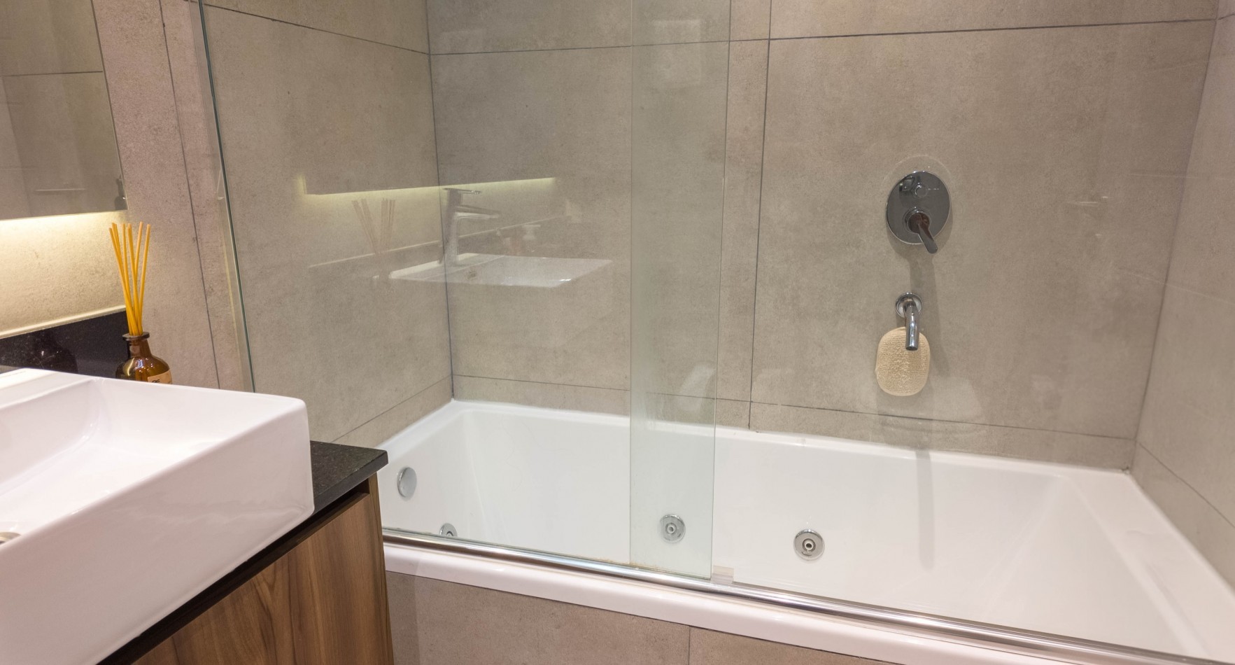 Piso premium 4 ambientes con gran terraza, parrilla y jacuzzi - Cochera - Edificio de categoria - Remedios de escalada