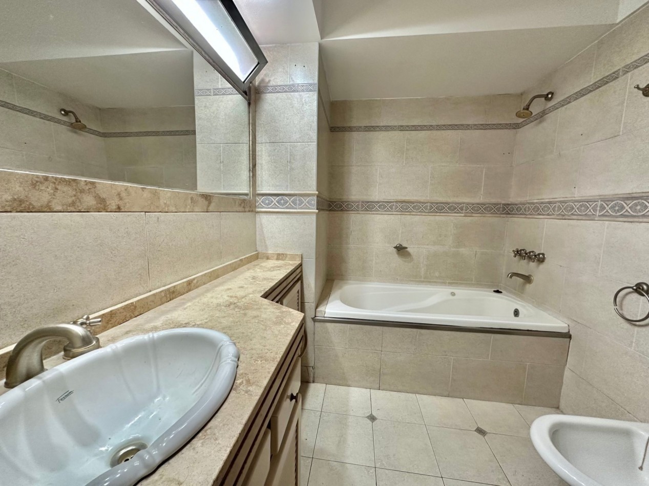 Venta en block - 2 departamentos 3 ambientes con patio y cochera - Temperley
