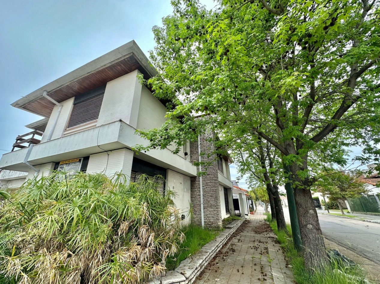 Venta en block - 2 departamentos 3 ambientes con patio y cochera - Temperley