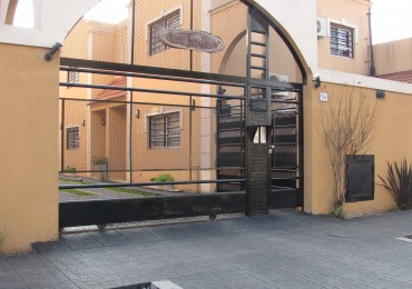 OPORTUNIDAD .Triplex de 3 ambientes dentro de complejo los jardines